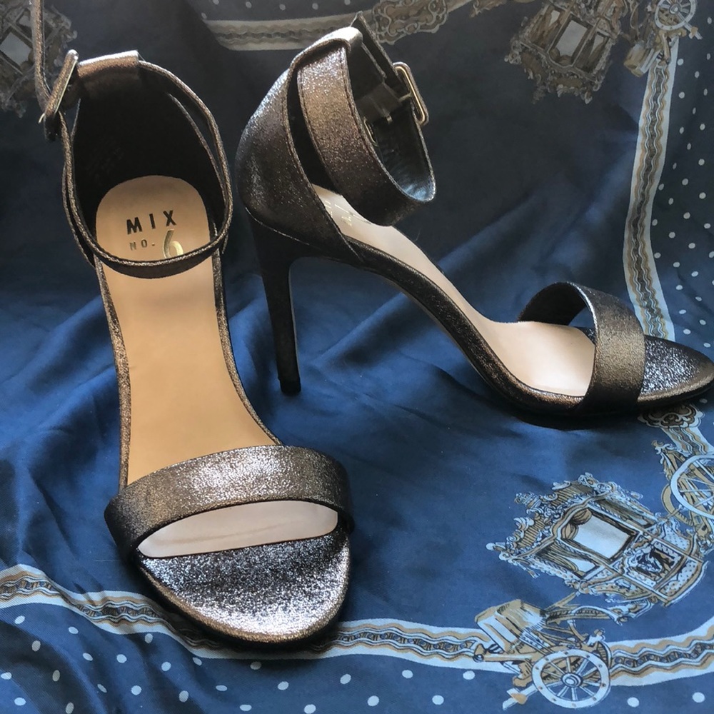 ⚡️ NWOT Metallic Strappy Heel ⚡️